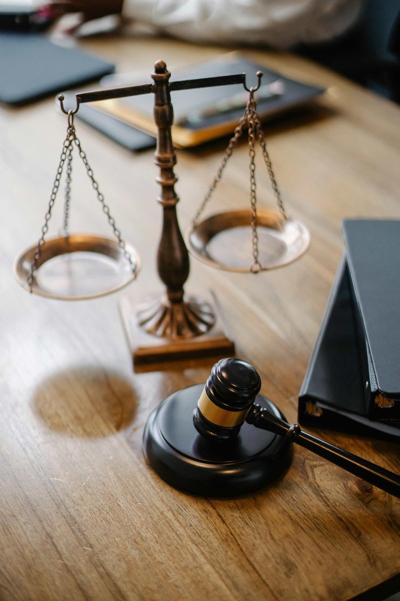image d'une balance et d'un marteau representant la justice pour illustrer la section loi